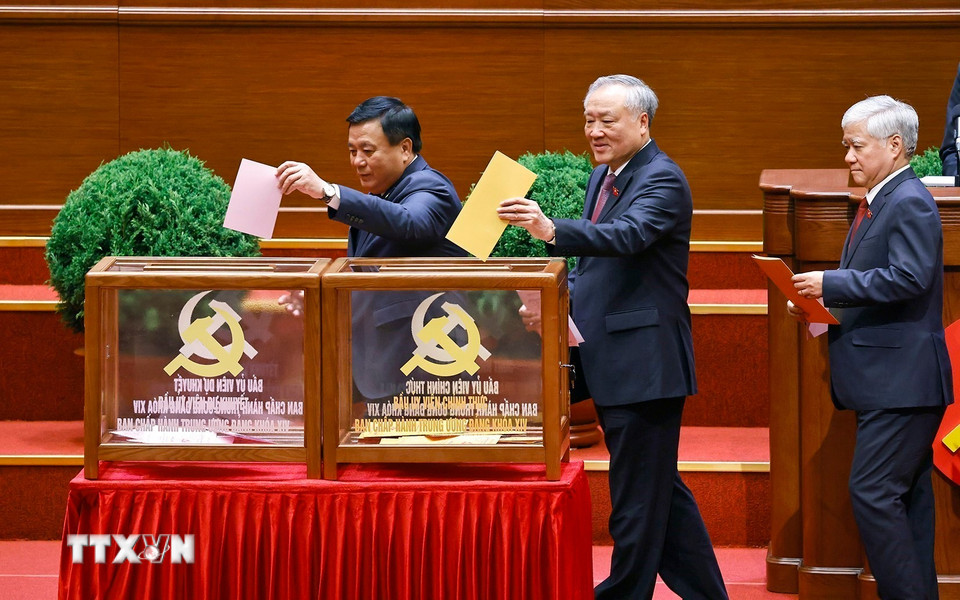 Các đồng chí lãnh đạo Đảng và Nhà nước bỏ phiếu bầu Ban Chấp hành Trung ương Đảng khóa XIV. (Ảnh: TTXVN)