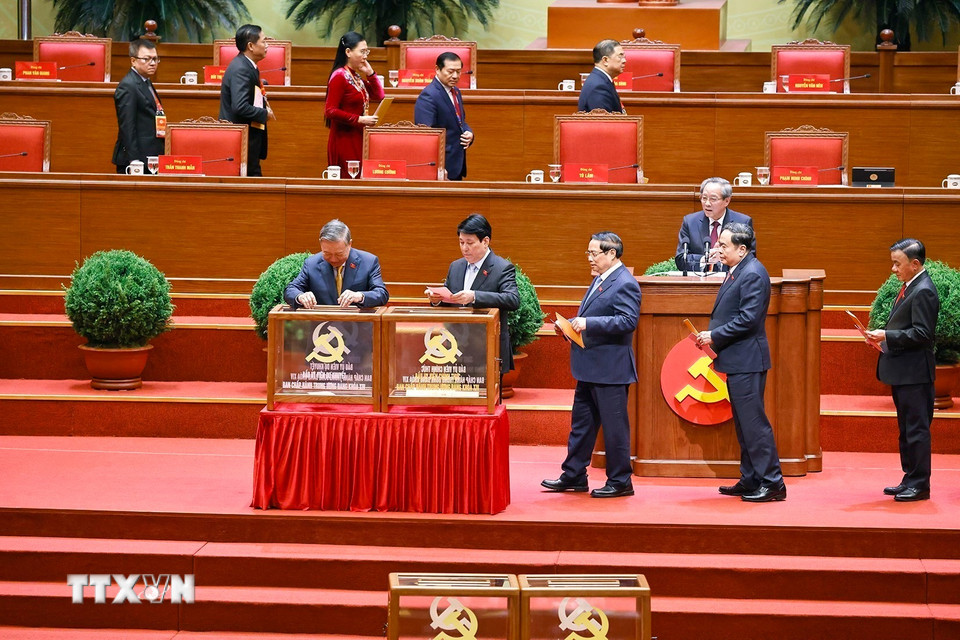Tổng Bí thư Tô Lâm cùng các đồng chí lãnh đạo Đảng và Nhà nước bỏ phiếu bầu Ủy viên Trung ương chính thức và Ủy viên dự khuyết Ban Chấp hành Trung ương Đảng khóa XIV. (Ảnh: TTXVN)