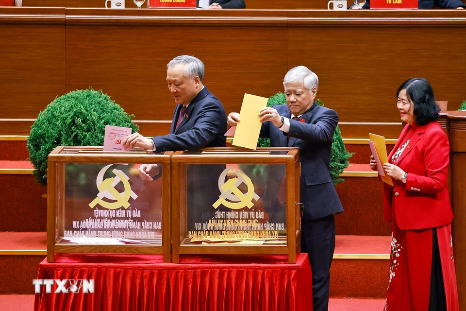 Các đồng chí lãnh đạo Đảng và Nhà nước bỏ phiếu bầu Ban Chấp hành Trung ương Đảng khóa XIV. (Ảnh: TTXVN)