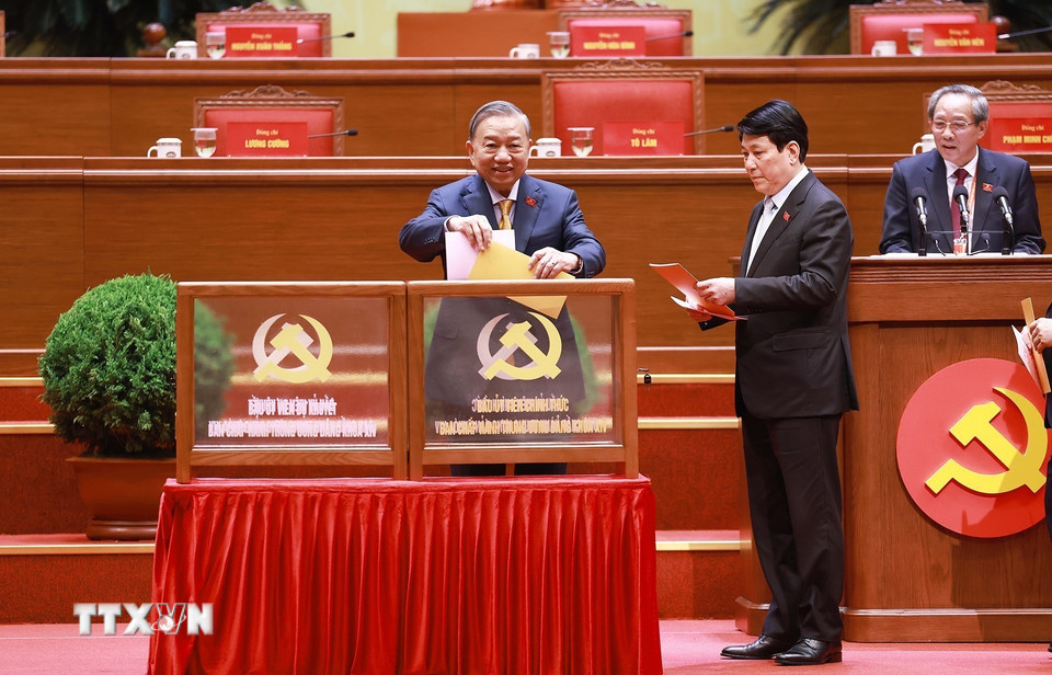 Tổng bí thư Tô Lâm cùng các đồng chí lãnh đạo Đảng, Nhà nước bỏ phiếu bầu Ban Chấp hành Trung ương Đảng khóa XIV. (Ảnh: TTXVN)