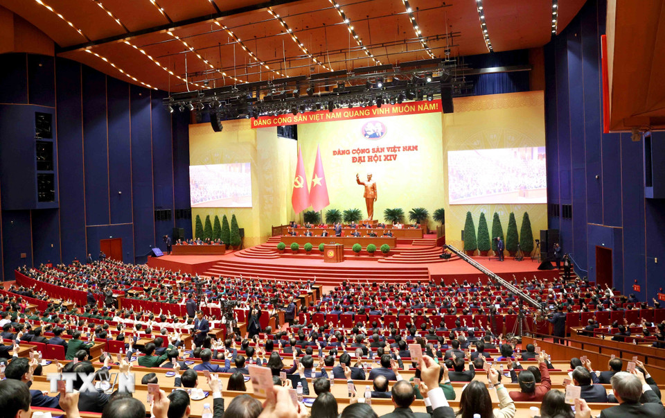 Đại hội biểu quyết thông qua danh sách bầu Ban Chấp hành Trung ương Đảng khóa XIV. (Ảnh: TTXVN)