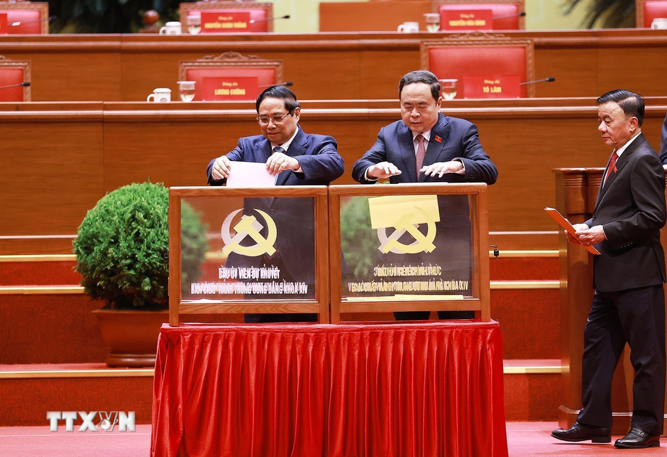 Các đồng chí lãnh đạo Đảng, Nhà nước bỏ phiếu bầu Ban Chấp hành Trung ương Đảng khóa XIV. (Ảnh: TTXVN)