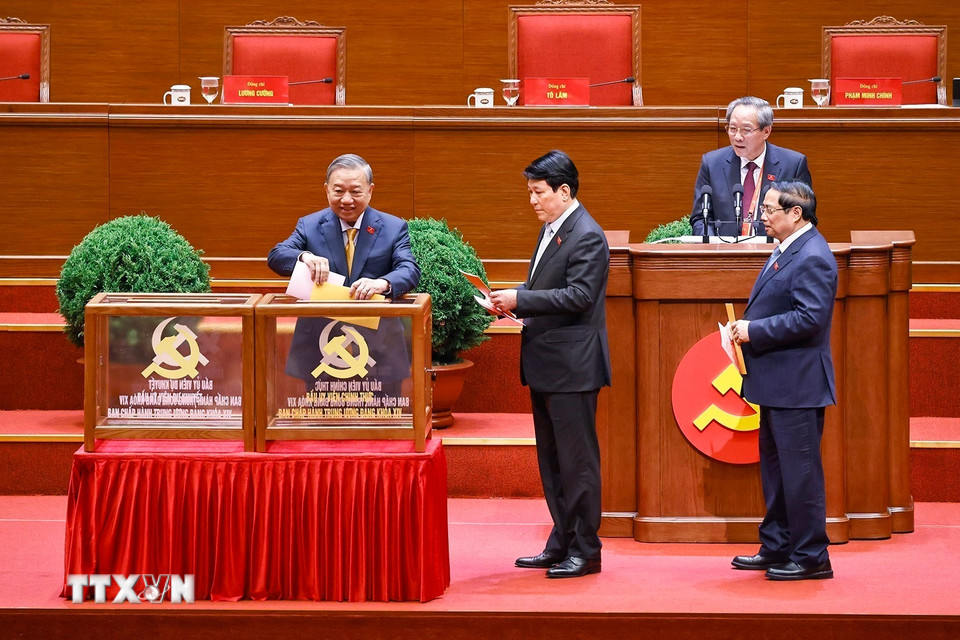 Tổng Bí thư Tô Lâm cùng các đồng chí lãnh đạo Đảng và Nhà nước bỏ phiếu bầu Ủy viên Trung ương chính thức và Ủy viên dự khuyết Ban Chấp hành Trung ương Đảng khóa XIV. (Ảnh: TTXVN)