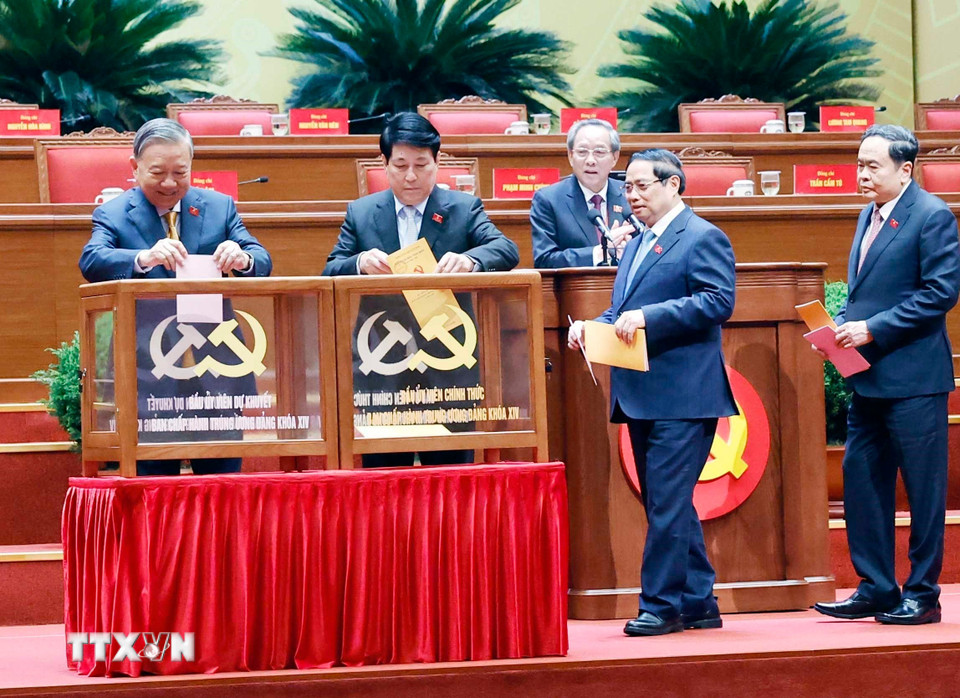 Các đồng chí lãnh đạo Đảng, Nhà nước bỏ phiếu bầu cử Ban chấp hành Trung ương Đảng khóa XIV. (Ảnh: TTXVN)