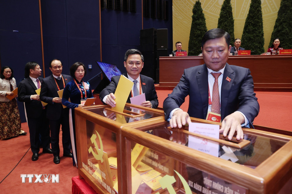 Các đại biểu bỏ phiếu bầu Ban Chấp hành Trung ương Đảng khóa XIV. (Ảnh: TTXVN)
