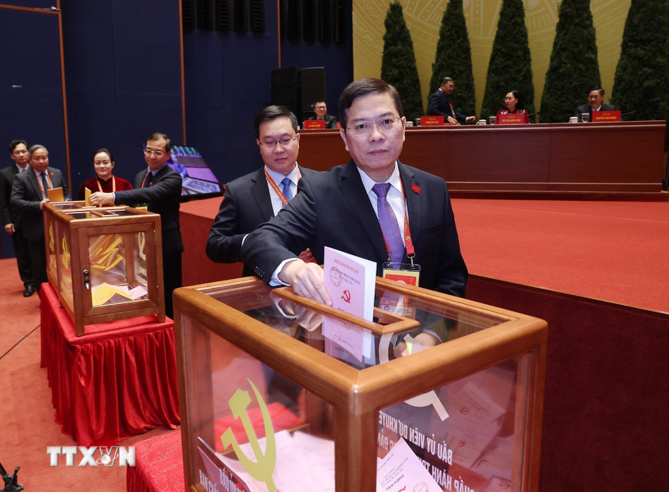 Các đại biểu bỏ phiếu bầu Ban Chấp hành Trung ương Đảng khóa XIV. (Ảnh: TTXVN)