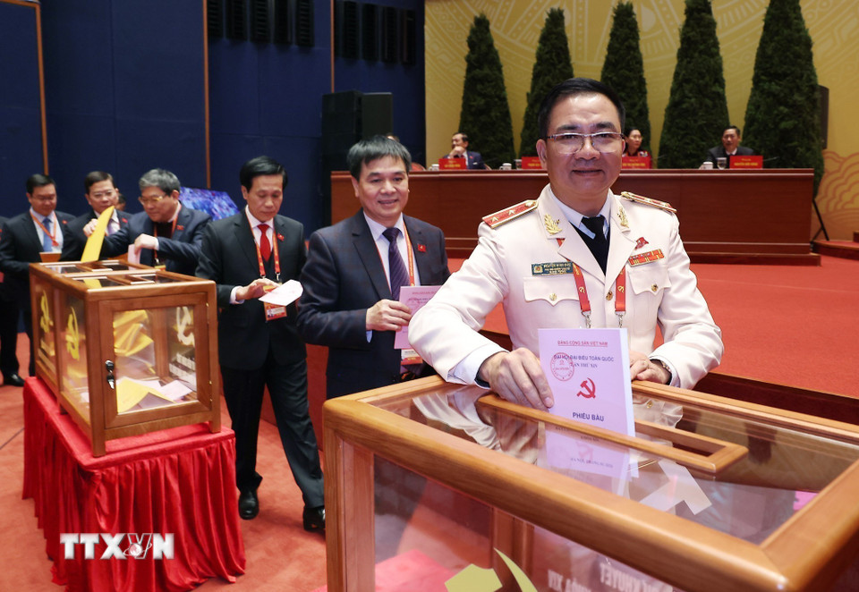 Các đại biểu bỏ phiếu bầu Ban Chấp hành Trung ương Đảng khóa XIV. (Ảnh: TTXVN)