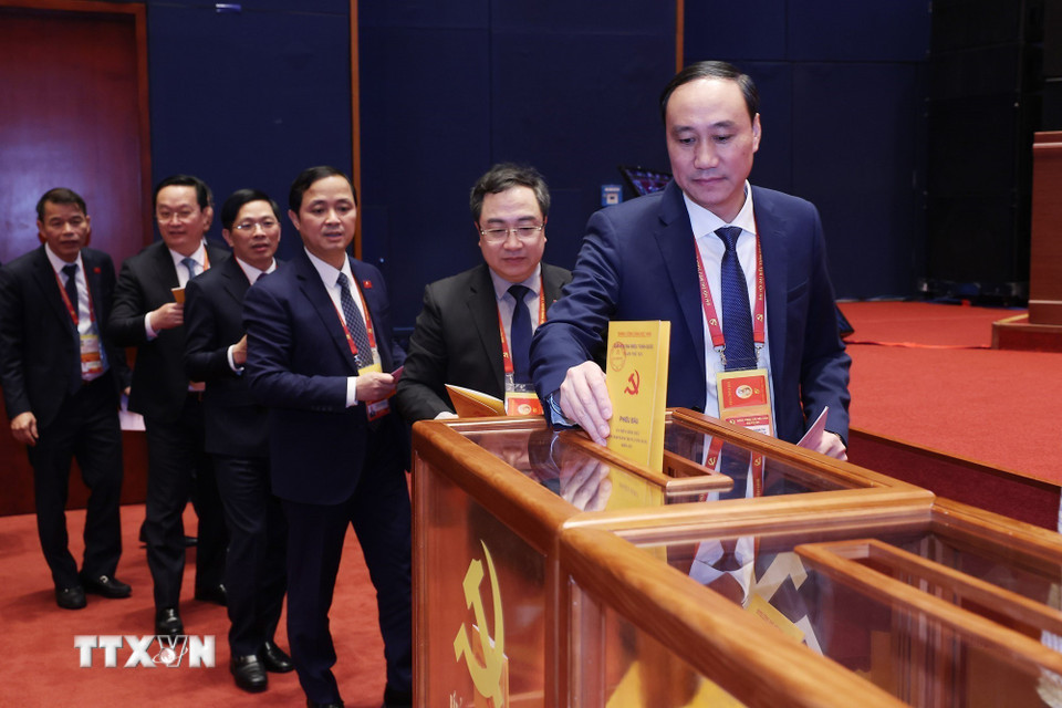 Các đại biểu bỏ phiếu bầu Ban Chấp hành Trung ương Đảng khóa XIV. (Ảnh: TTXVN)