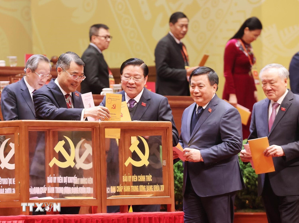 Các đồng chí lãnh đạo Đảng và Nhà nước bỏ phiếu bầu Ban Chấp hành Trung ương Đảng khóa XIV. (Ảnh: TTXVN)