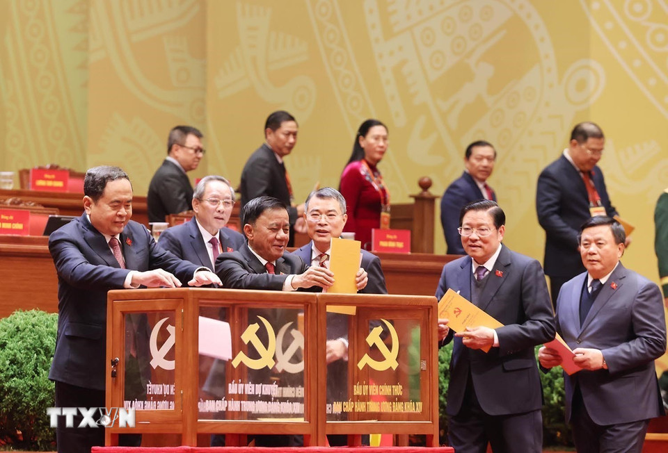 Lãnh đạo Đảng, Nhà nước bỏ phiếu bầu Ban Chấp hành Trung ương Đảng khóa XIV. (Ảnh: TTXVN)