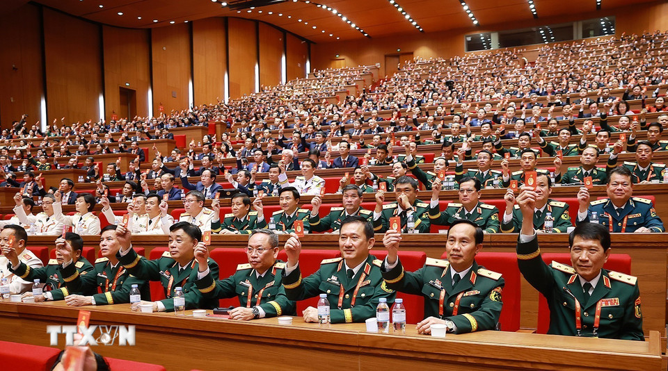 Các đại biểu biểu quyết thông qua danh sách bầu cử Ban Chấp hành Trung ương Đảng khóa XIV. (Ảnh: TTXVN)