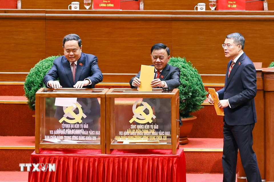 Các đồng chí lãnh đạo Đảng và Nhà nước bỏ phiếu bầu Ban Chấp hành Trung ương Đảng khóa XIV. (Ảnh: TTXVN)