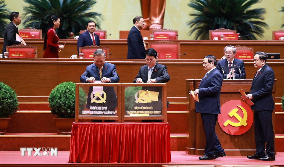 Tổng Bí thư Tô Lâm cùng các đồng chí lãnh đạo Đảng, Nhà nước bỏ phiếu bầu Ban Chấp hành Trung ương Đảng khóa XIV. (Ảnh: TTXVN)