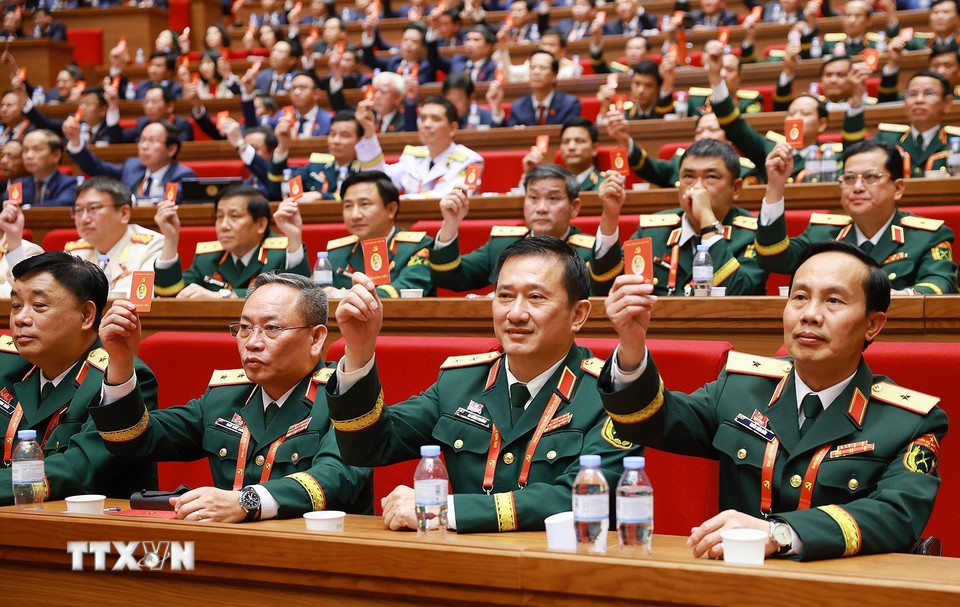 Các đại biểu biểu quyết thông qua danh sách bầu cử Ban chấp hành Trung ương Đảng khóa XIV. (Ảnh: TTXVN)