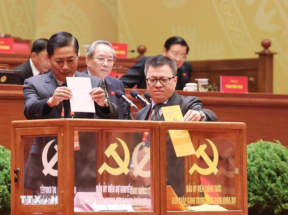Các đại biểu bỏ phiếu bầu cử Ban Chấp hành Trung ương Đảng khóa XIV. (Ảnh: TTXVN)