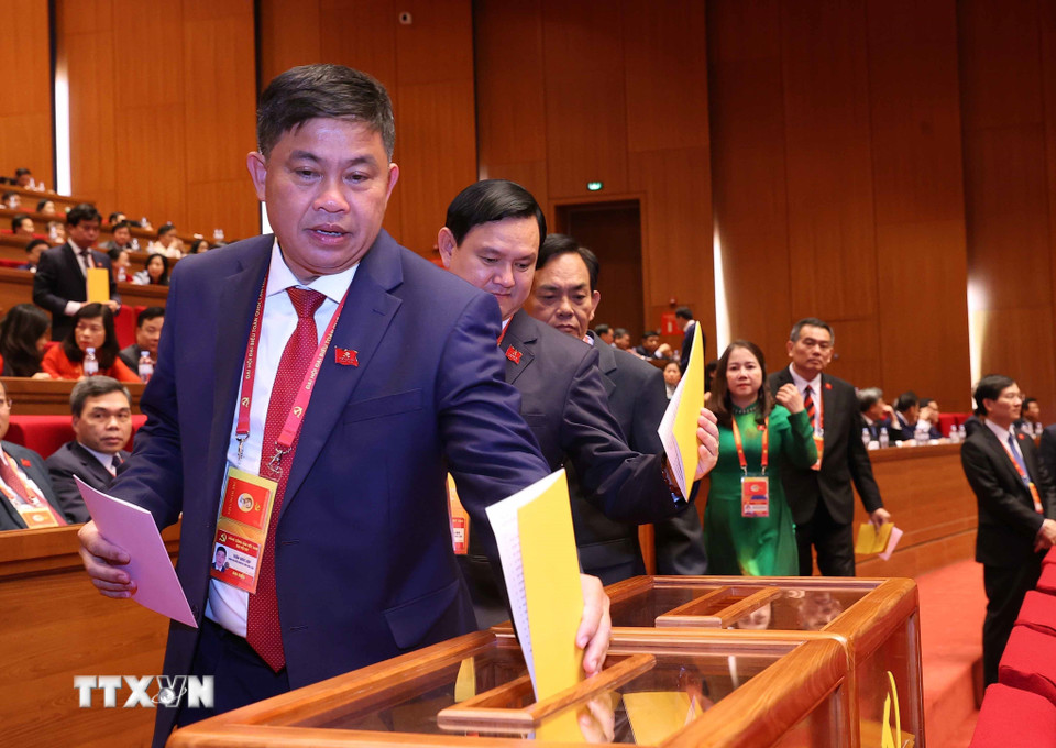 Các đại biểu bỏ phiếu bầu Ban Chấp hành Trung ương Đảng khóa XIV. (Ảnh: TTXVN)