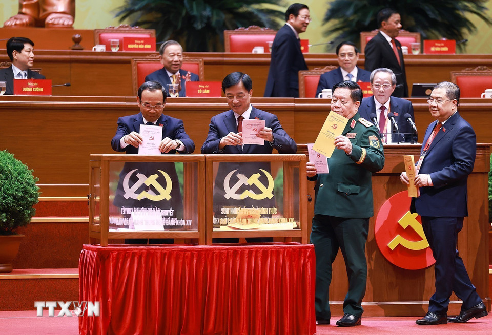 Các đồng chí lãnh đạo Đảng, Nhà nước bỏ phiếu bầu Ban Chấp hành Trung ương Đảng khóa XIV. (Ảnh: TTXVN)