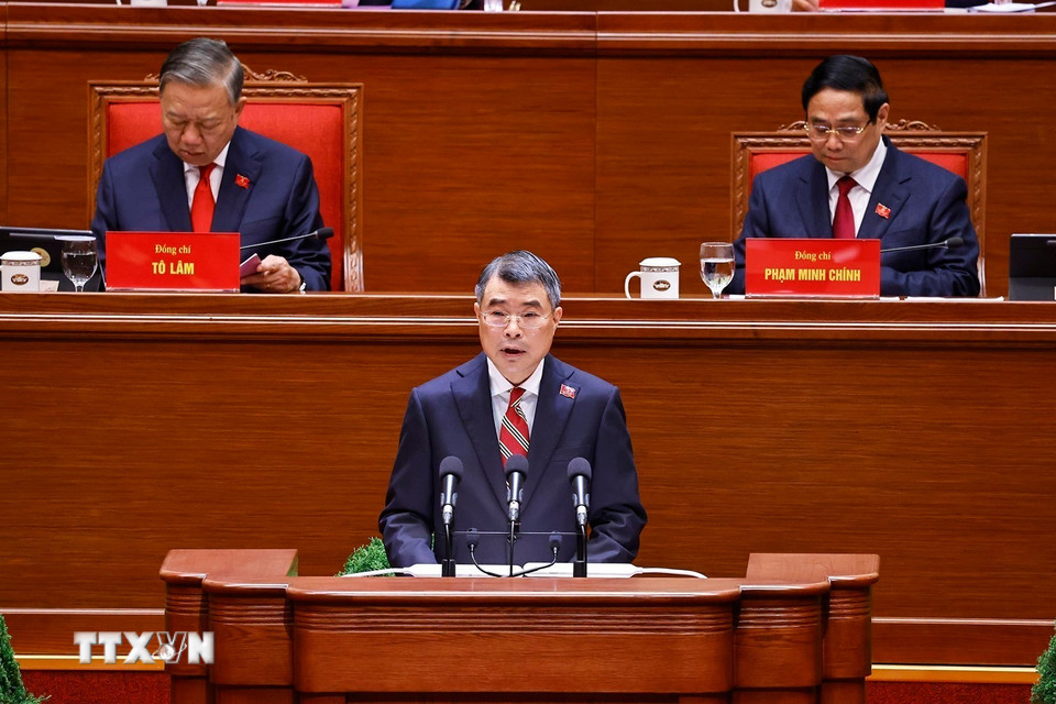 Đồng chí Lê Minh Hưng, Ủy viên Bộ Chính trị, Bí thư Trung ương Đảng, Trưởng Ban Tổ chức Trung ương thay mặt Đoàn Chủ tịch trình bày Báo cáo của Ban Chấp hành Trung ương Đảng khóa XIII về công tác nhân sự Ban Chấp hành Trung ương Đảng khóa XIV. (Ảnh: TTXVN)