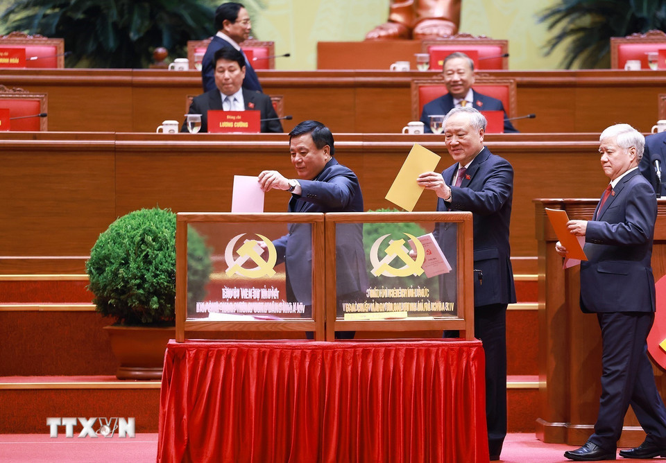 Các đồng chí lãnh đạo Đảng, Nhà nước bỏ phiếu bầu Ban Chấp hành Trung ương Đảng khóa XIV. (Ảnh: TTXVN)