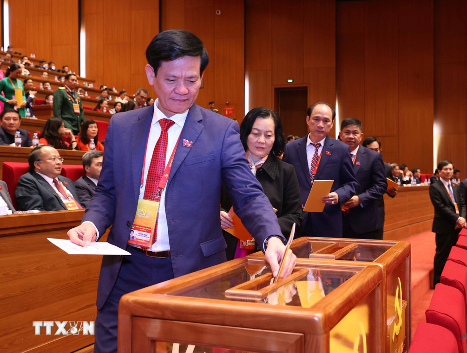 Các đại biểu bỏ phiếu bầu Ban Chấp hành Trung ương Đảng khóa XIV. (Ảnh: TTXVN)