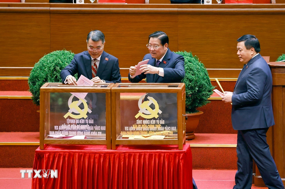 Các đồng chí lãnh đạo Đảng và Nhà nước bỏ phiếu bầu Ban Chấp hành Trung ương Đảng khóa XIV. (Ảnh: TTXVN)