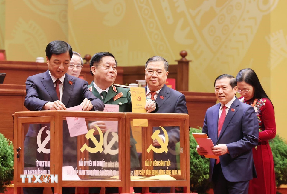 Lãnh đạo Đảng, Nhà nước bỏ phiếu bầu Ban Chấp hành Trung ương Đảng khóa XIV. (Ảnh: TTXVN)