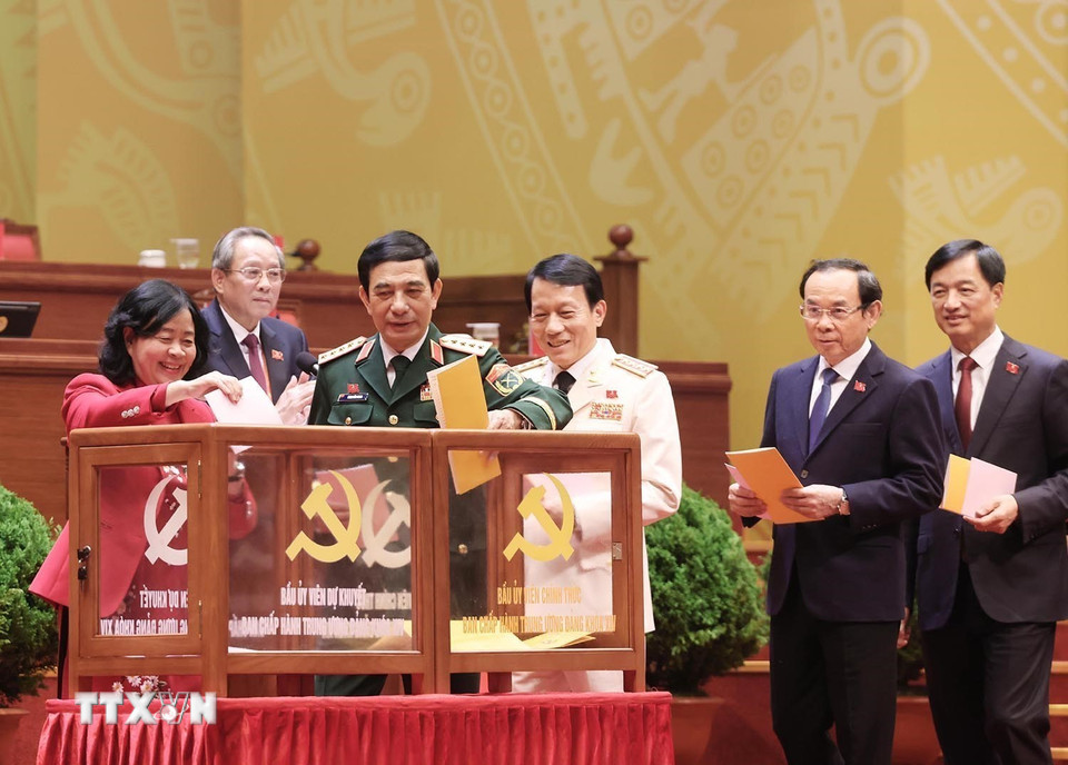 Lãnh đạo Đảng, Nhà nước bỏ phiếu bầu Ban Chấp hành Trung ương Đảng khóa XIV. (Ảnh: TTXVN)
