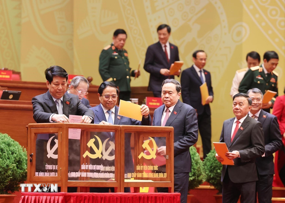 Lãnh đạo Đảng, Nhà nước bỏ phiếu bầu Ban Chấp hành Trung ương Đảng khoá XIV. (Ảnh: TTXVN)