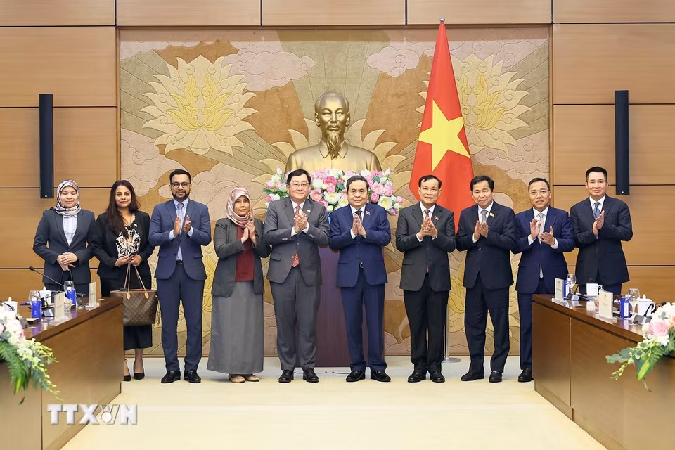 Chủ tịch Quốc hội Trần Thanh Mẫn với đại biểu. (Ảnh: Doãn Tấn/TTXVN)