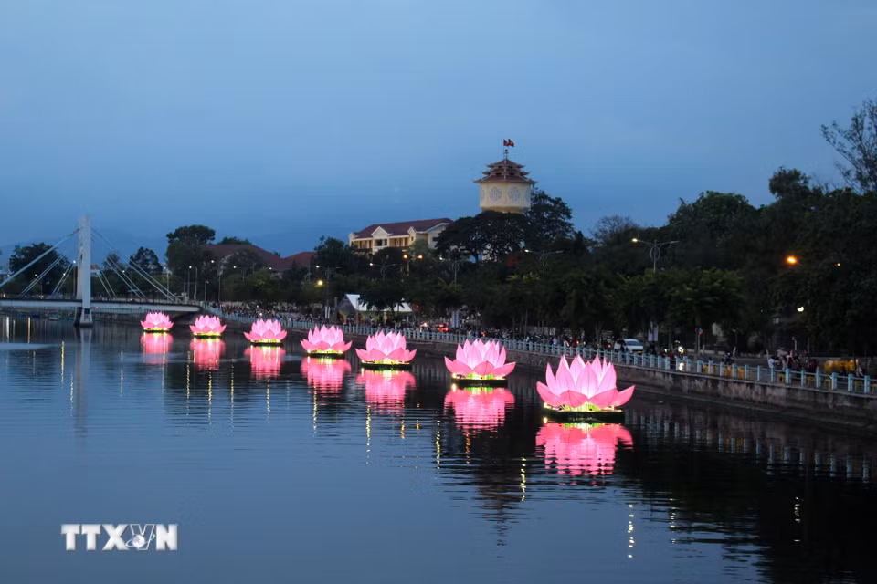 Những đóa hoa sen được thắp sáng đẹp mắt, lung linh trên dòng Cà Ty thơ mộng. (Ảnh: Hồng Hiếu/TTXVN)