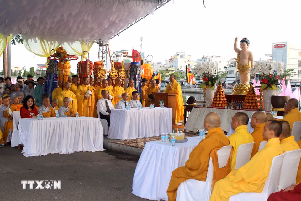 Các đại biểu tham dự nghi lễ thắp sáng 7 đóa hoa sen trên dòng sông Cà Ty mừng Phật đản. (Ảnh: Hồng Hiếu/TTXVN)