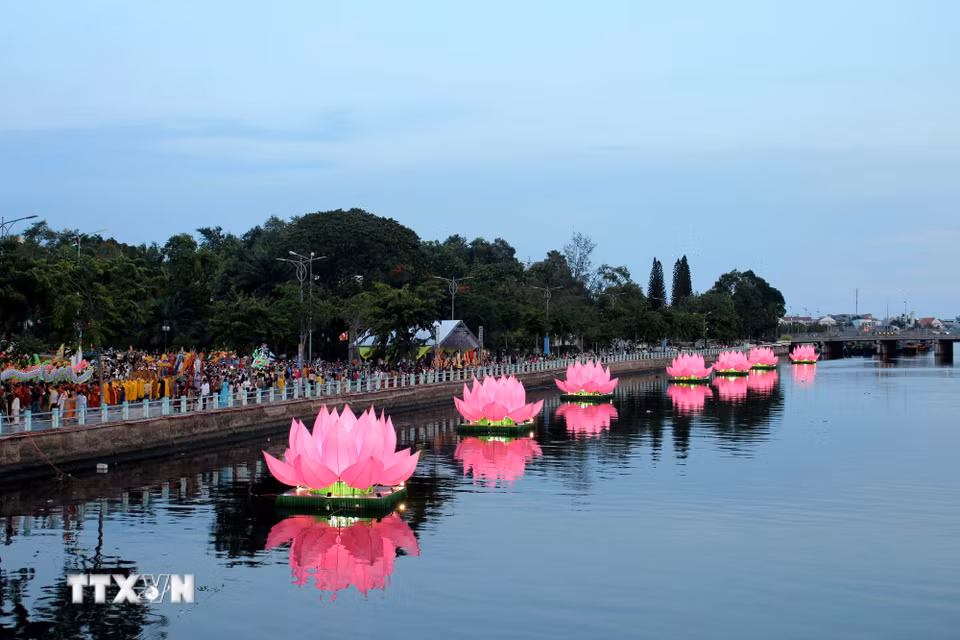 Lễ thắp sáng 7 đóa hoa sen trên dòng sông Cà Ty là hoạt động quan trọng trong tuần lễ Phật đản năm 2026. (Ảnh: Hồng Hiếu/TTXVN)
