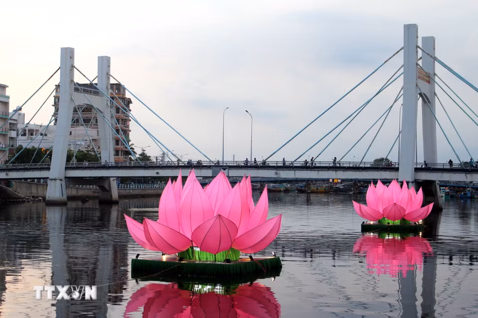 Mỗi đóa hoa sen tượng trưng cho mỗi bước chân đầu tiên của Đức Phật Thích Ca Mâu Ni theo điển tích “7 đóa sen hồng nâng gót tịnh”.(Ảnh: Hồng Hiếu/TTXVN)