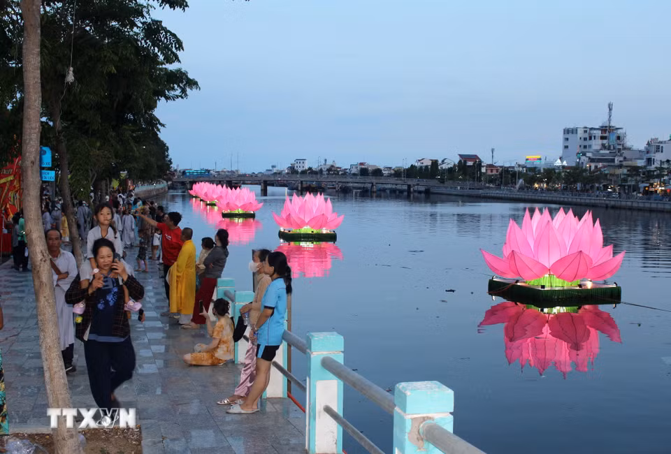 Những đóa hoa sen này sẽ được thắp sáng mỗi tối trong tuần lễ Phật đản để người dân và du khách vui chơi, chiêm ngưỡng. (Ảnh: Hồng Hiếu/TTXVN)