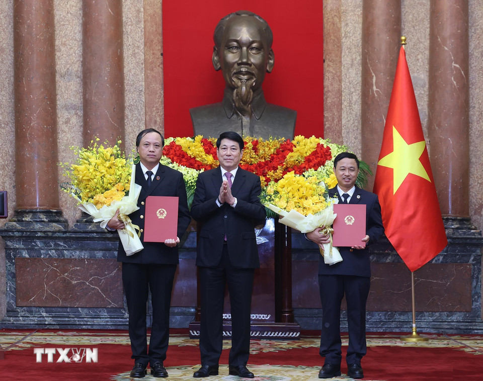 Chủ tịch nước Lương Cường trao quyết định bổ nhiệm Phó Chánh án Toà án Nhân dân tối cao đối với hai đồng chí Lê Tiến và Nguyễn Biên Thùy. (Ảnh: Lâm Khánh/TTXVN)