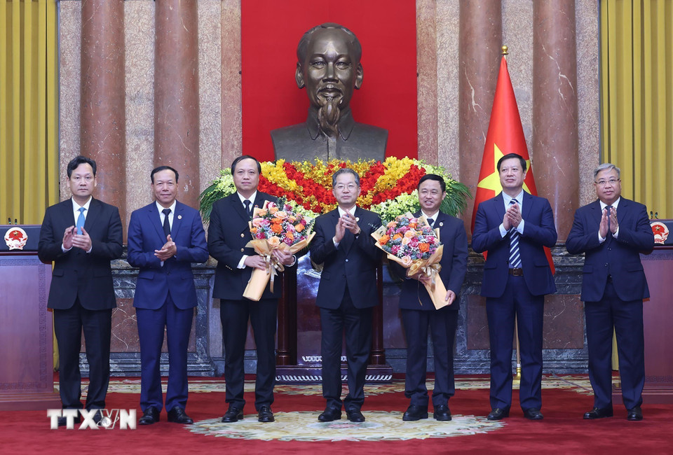Lãnh đạo Tòa án Nhân dân tối cao chúc mừng hai Phó Chánh án Tòa án Nhân dân tối cao Lê Tiến và Nguyễn Biên Thùy. (Ảnh: Lâm Khánh/TTXVN)