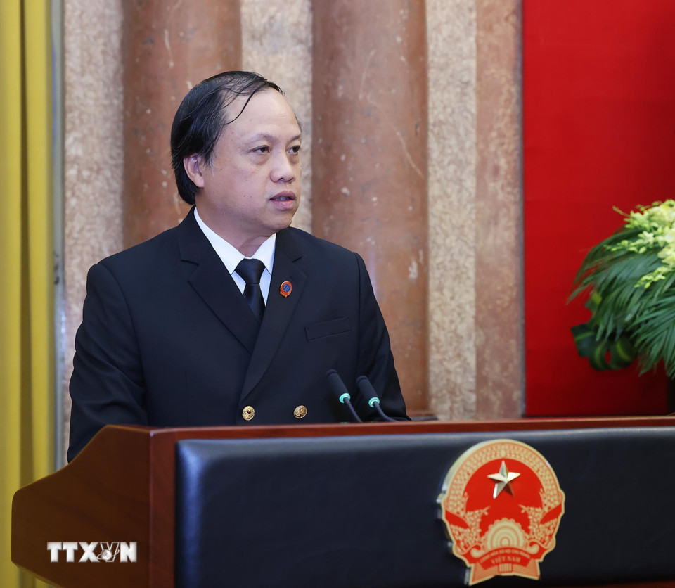 Phó Chánh án Tòa án Nhân dân tối cao Lê Tiến phát biểu nhận nhiệm vụ. (Ảnh: Lâm Khánh/TTXVN)