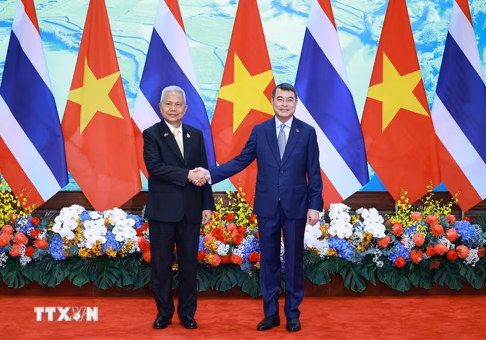 Thủ tướng Lê Minh Hưng hội kiến Chủ tịch Quốc hội kiêm Chủ tịch Hạ viện Thái Lan Sophon Zaram. (Ảnh: Dương Giang/TTXVN)