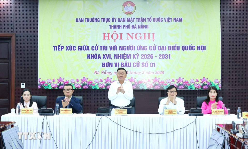 Thường trực Ban Bí thư Trần Cẩm Tú tiếp xúc trực tuyến giữa cử tri với người ứng cử Đại biểu Quốc hội khoá XVI thành phố Đà Nẵng. (Ảnh: Phương Hoa/TTXVN)