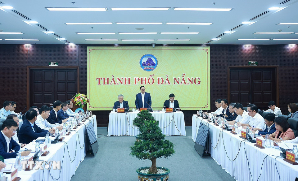 Thủ tướng Phạm Minh Chính làm việc với Ban Thường vụ Thành uỷ Đà Nẵng về tình hình phát triển kinh tế-xã hội. (Ảnh: Dương Giang/TTXVN)
