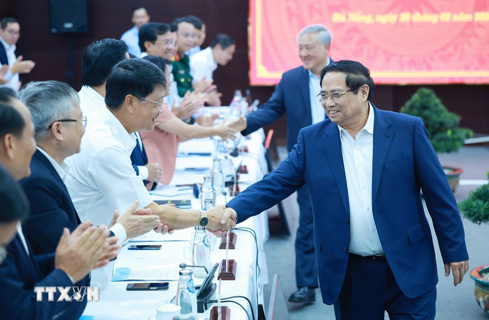 Thủ tướng Phạm Minh Chính làm việc với Ban Thường vụ Thành uỷ Đà Nẵng về tình hình phát triển kinh tế-xã hội. (Ảnh: Dương Giang/TTXVN)