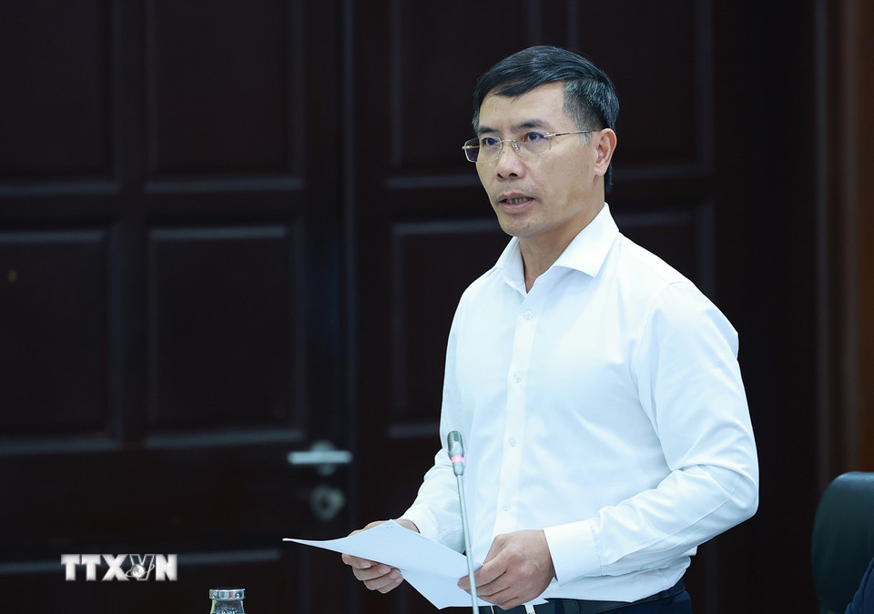 Chủ tịch Ủy ban Nhân dân thành phố Đà Nẵng Phạm Đức Ấn báo cáo về tình hình kinh tế-xã hội của Thành phố. (Ảnh: Dương Giang/TTXVN)