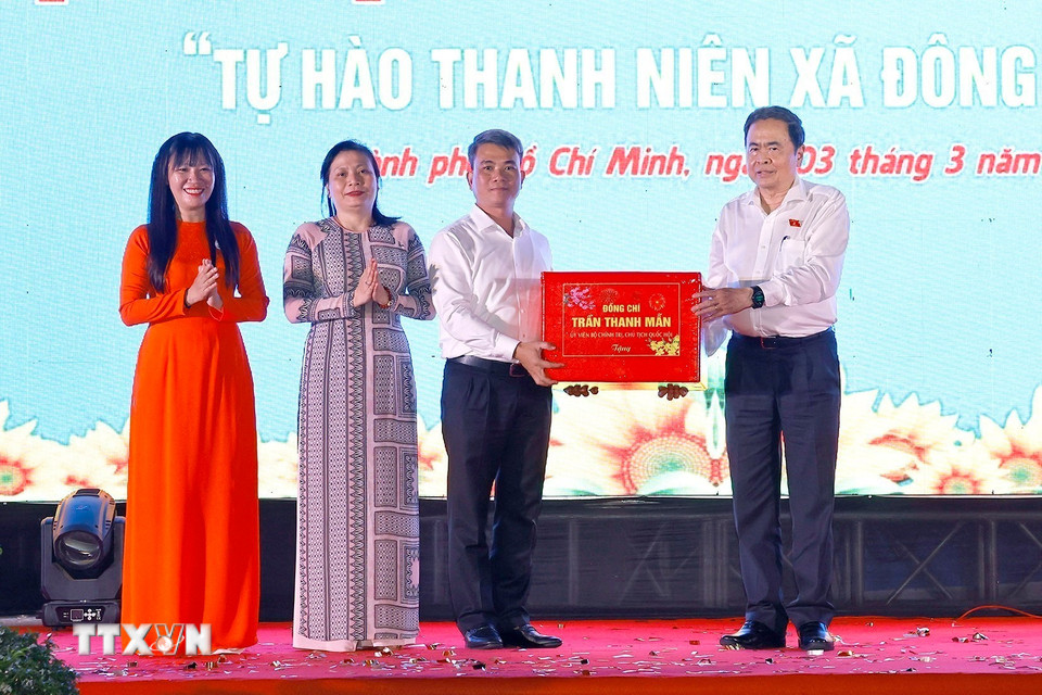 Chủ tịch Quốc hội Trần Thanh Mẫn tặng quà cho Đảng bộ, chính quyền xã Đông Thạnh, Thành phố Hồ Chí Minh. (Ảnh: Doãn Tấn/TTXVN)