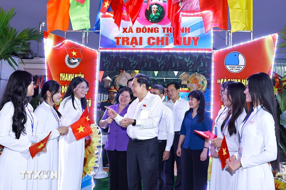 Chủ tịch Quốc hội Trần Thanh Mẫn dự đêm trại tòng quân tại xã Đông Thạnh, Thành phố Hồ Chí Minh. (Ảnh: Doãn Tấn/TTXVN)