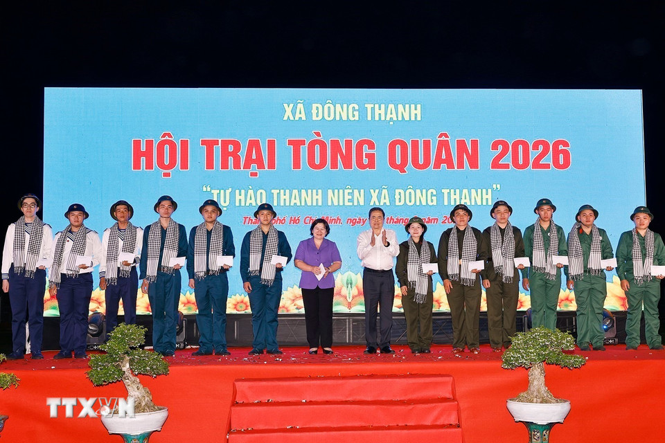 Chủ tịch Quốc hội Trần Thanh Mẫn tặng quà các tân binh xã Đông Thạnh, Thành phố Hồ Chí Minh. (Ảnh: Doãn Tấn/TTXVN)