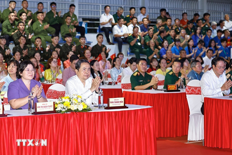 Chủ tịch Quốc hội Trần Thanh Mẫn dự đêm trại tòng quân tại xã Đông Thạnh, Thành phố Hồ Chí Minh. (Ảnh: Doãn Tấn/TTXVN)