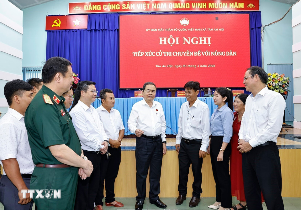 Chủ tịch Quốc hội Trần Thanh Mẫn với đại biểu. (Ảnh: Doãn Tấn/TTXVN)