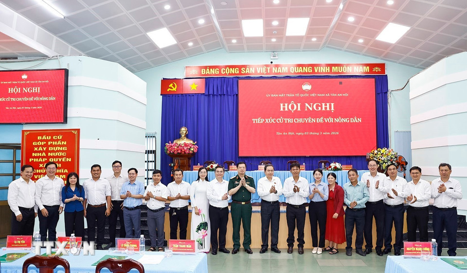 Chủ tịch Quốc hội Trần Thanh Mẫn với đại biểu. (Ảnh: Doãn Tấn/TTXVN)