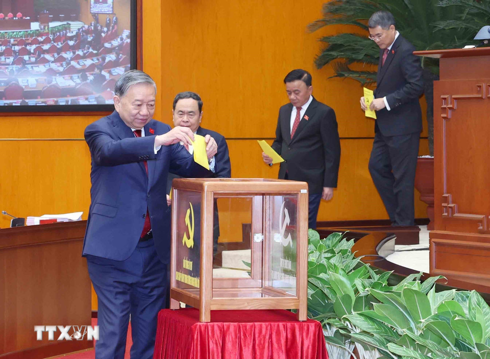 Các đồng chí Ủy viên Bộ Chính trị khóa XIV bỏ phiếu bầu Tổng Bí thư. (Ảnh: TTXVN)