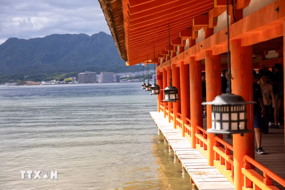 Hành lang đỏ son trên biển - biểu tượng của đảo Miyajima và cả tỉnh Hiroshima. (Ảnh: Xuân Giao/TTXVN)